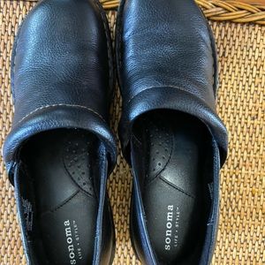 Sonoma Life & Style black leather new clogs size 7.5 wide
